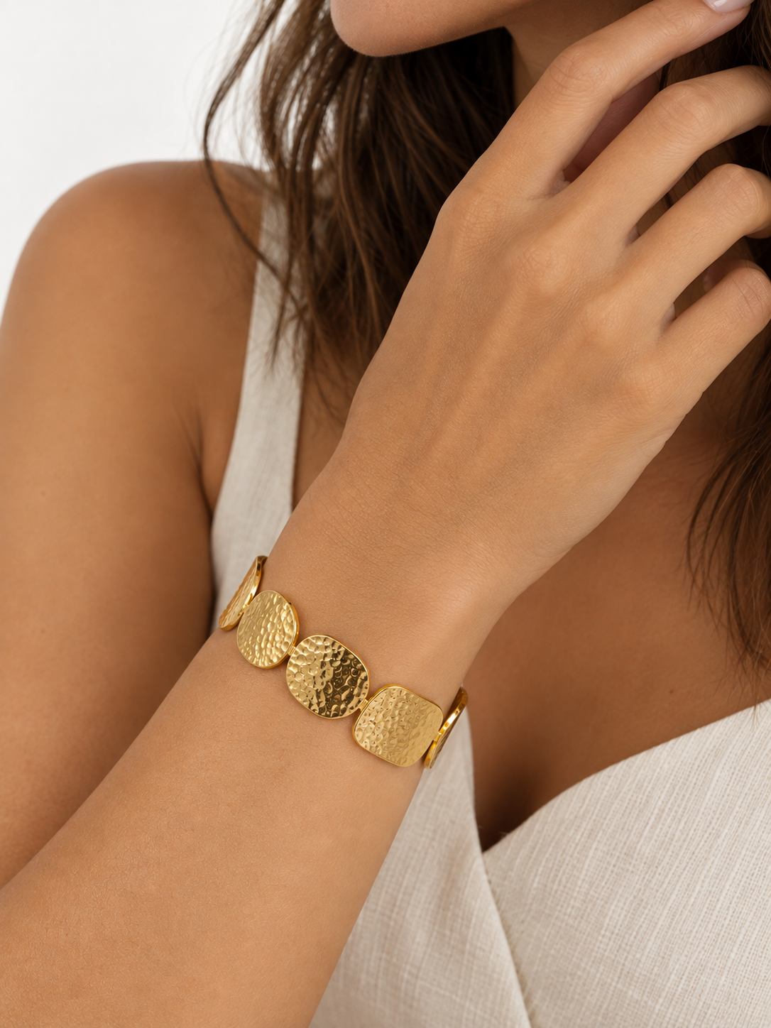Brazalete Helios de DE·LUNARE, fotografía con modelo