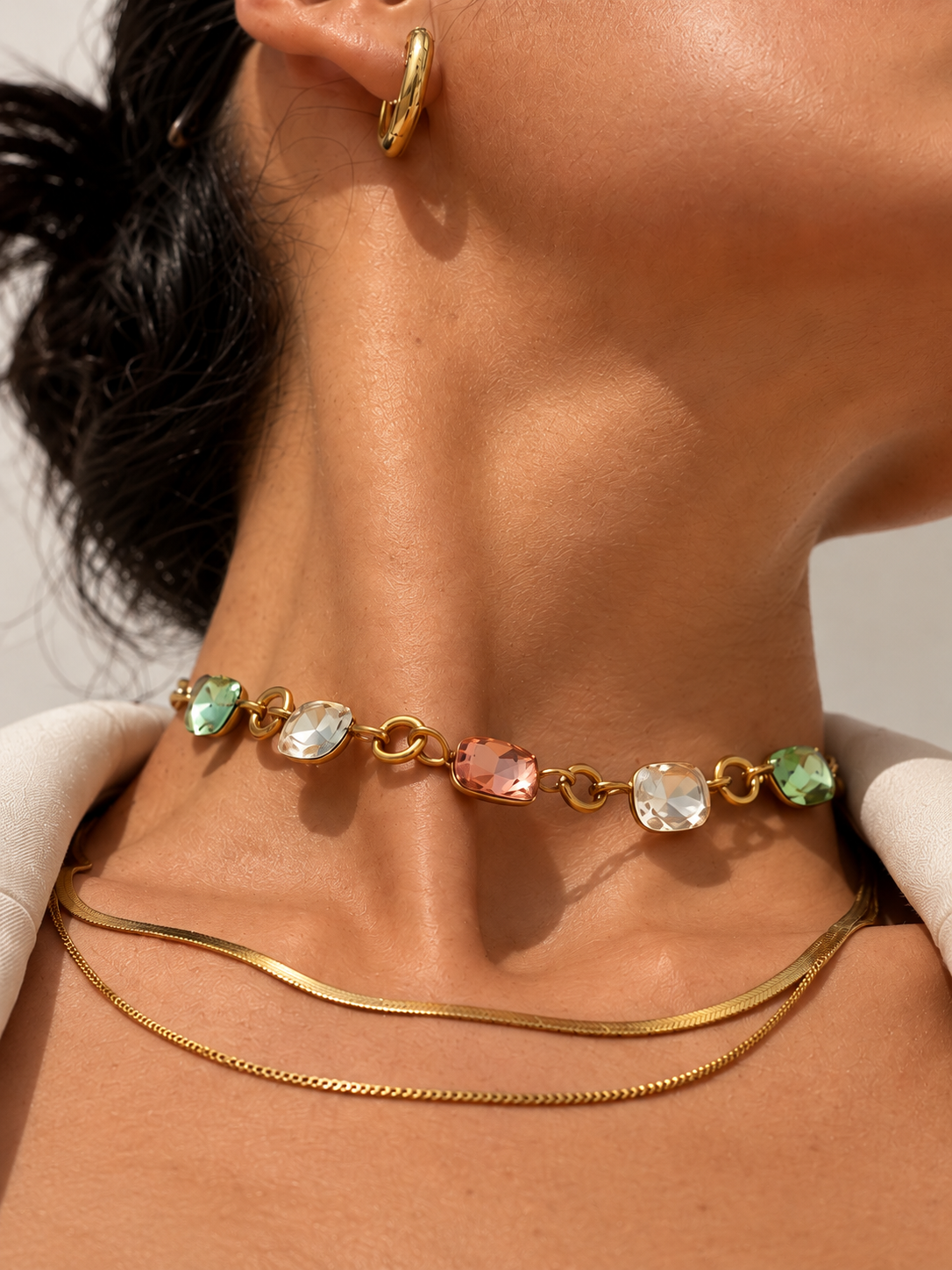 Collar Iris de DE·LUNARE, fotografía con modelo