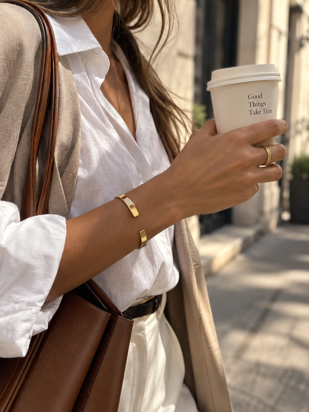 Brazalete Silueta de DE·LUNARE, fotografía con modelo