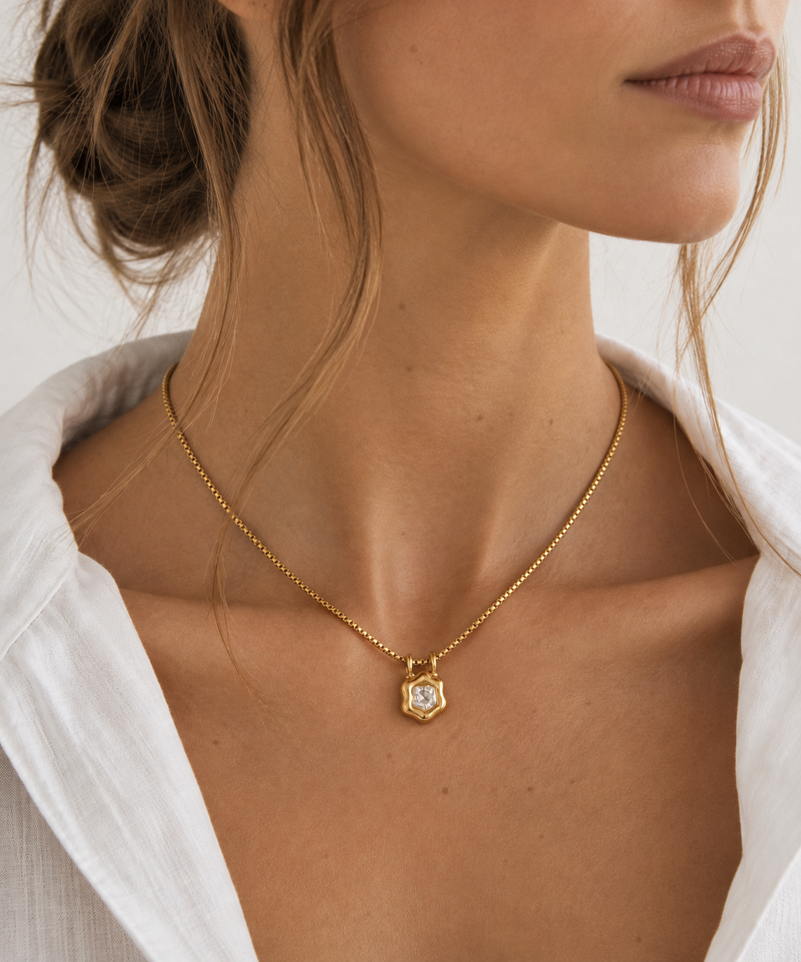 Collar Gota de DE·LUNARE, fotografía con modelo