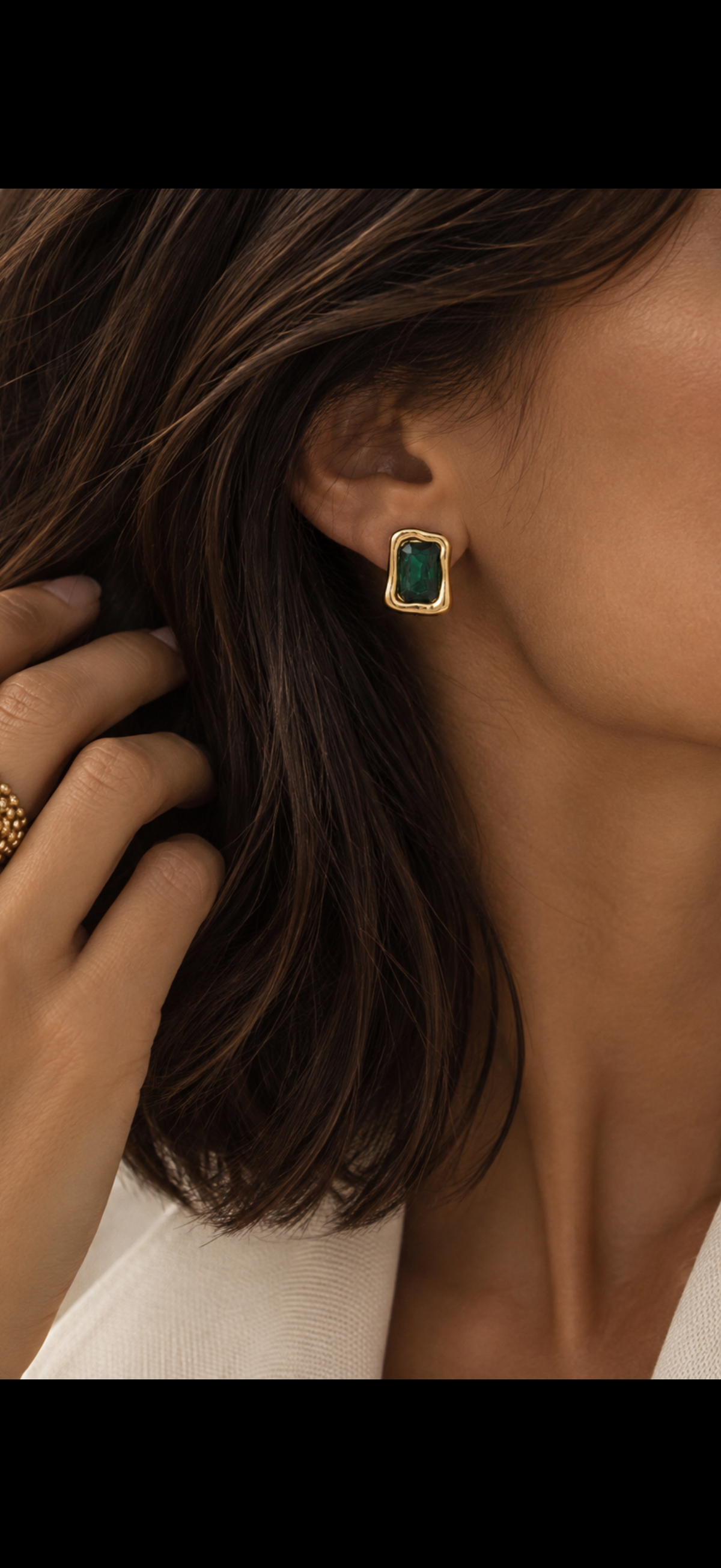 Pendientes Marea Verde de DE·LUNARE, fotografía con modelo