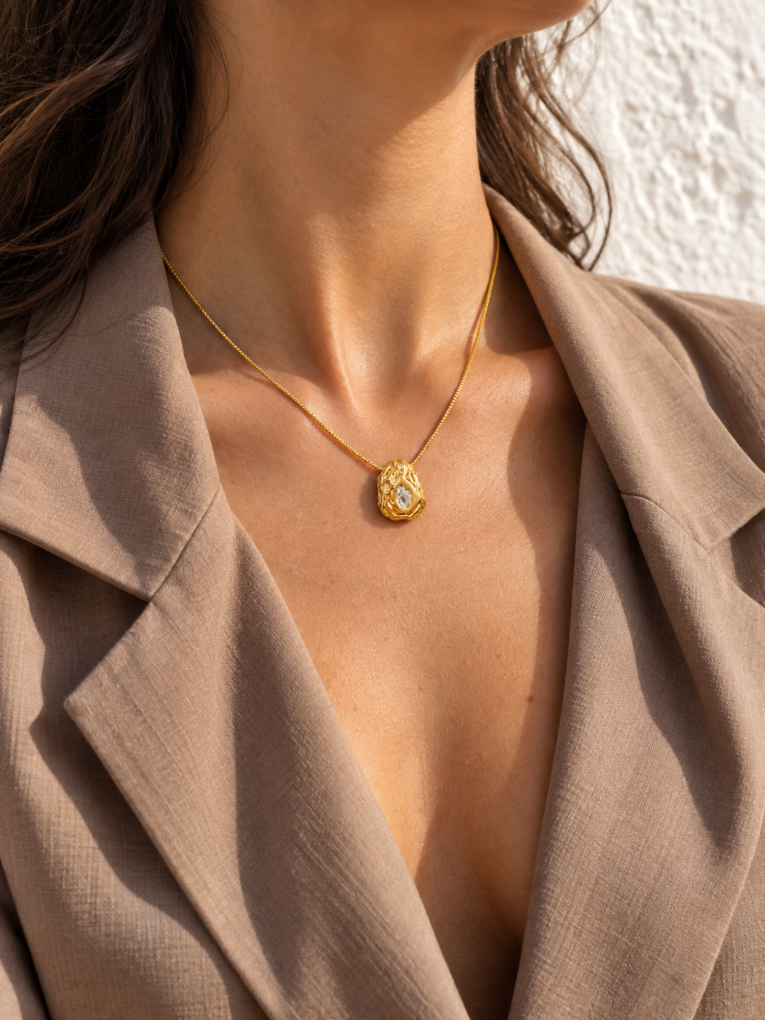 Collar Nucleo de DE·LUNARE, fotografía con modelo