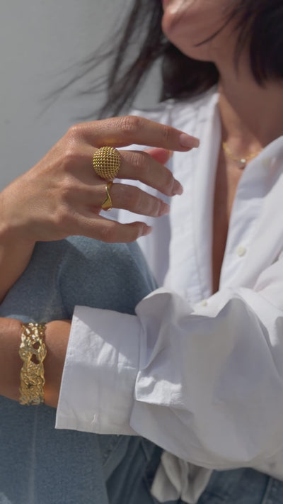 Anillo dorado y brazalete DE·LUNARE en movimiento